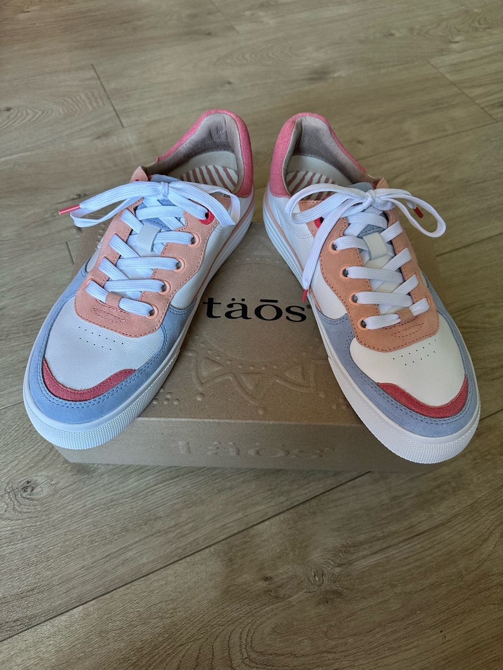 Taos Footwear Pop Soul White ,Pink, and Blue Women's Sneaker. Size 9.5